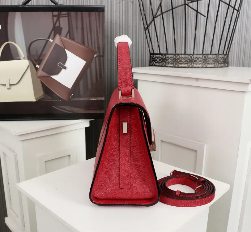 In stock👉Original small size big red👉Valextra Valextra Iside, known as Italian Hermès, is one of the most representative designs of Valextra. There is no obvious logo, but the simple collective line design is very recognizable, full of architectural art, and shows a capable and intellectual style. It is made of imported palm-print lining cowhide, with up to five stitches of handwork, and the shiny oil edges test the skill of the craftsman. Small size: 22Cm